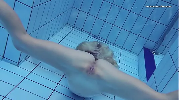 شاهد Elena Proklova spreading legs underwater أفلام القوة