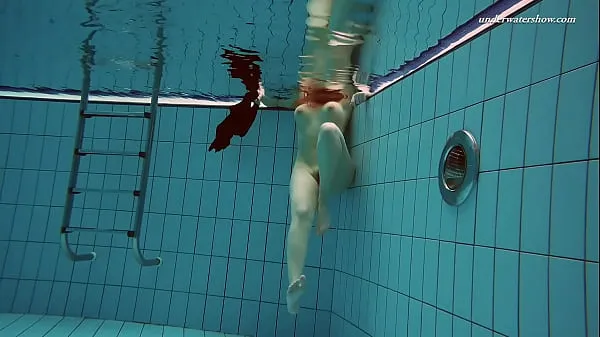 شاهد Swimming pool babe Vesta strips naked أفلام القوة