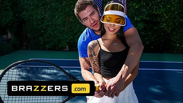 Xander Corvus) Massages (Gina Valentinas) Foot To Ease Her Pain They End Up Fucking - Brazzers پاور موویز دیکھیں