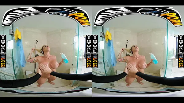 ดูหนังBusty Blonde MILF Robbin Banx Seduces Step Son In Showerพลังงาน