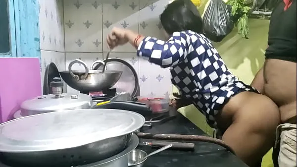 The maid who came from the village did not have any leaves, so the owner took advantage of that and fucked the maid (Hindi Clear Audio पावर मूवीज़ देखें