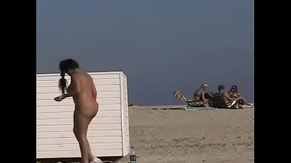 Assista a Esposa exibicionista 19 - Anjelica provocando voyeurs aleatórios em uma praia pública mostrando sua boceta raspada filmes poderosos