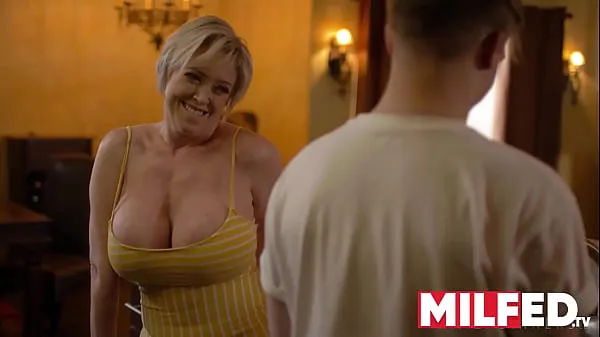 Bekijk Mother-in-law Seduces him with her HUGE Tits (Dee Williams) — MILFED krachtige films