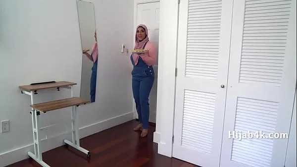 Katso Corrupting My Chubby Hijab Wearing StepNiece tehoelokuvia