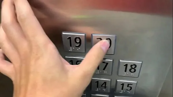 Oglądaj Sex in public, in the elevator with a stranger and they catch uswspaniałe filmy