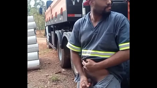 Guarda Worker Masturbating on Construction Site Hidden Behind the Company Truck film di potenza